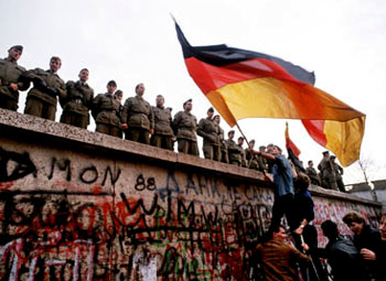 10 Novembre 1989: I soldati della Germania dell'Estcontrollano i manifestanti dall'altra parte del Muro