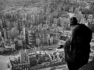 Una statua osserva le rovine di Dresda nel 1945 Una statua osserva le rovine di Dresda nel 1945