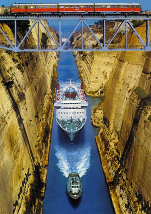 Il Canale di Corinto con la ferrovia sovrastante Il Canale di Corinto con la ferrovia sovrastante