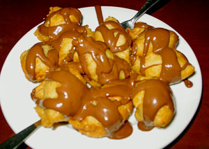 Un piatto di Loukoumodes Un piatto di Loukoumodes