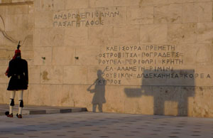Il cambio della guardia davanti al Parlamento di Atene