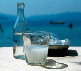 Un bicchiere di Tsipouro Un bicchiere di Tsipouro