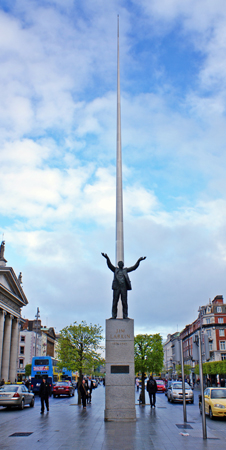  The Spire svetta in O'Connel Street dietroalla statua del sindacalista James Larkin