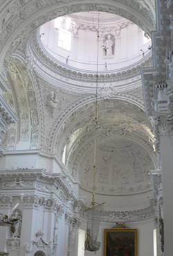 L'interno della chiesa dei Santi Pietro e Paolo