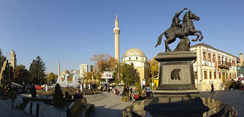 Piazza Magnolia, Bitola (da sinistra a destra: la torre dell'orologio, la Moschea Nuovae la Statua del Fondatore)