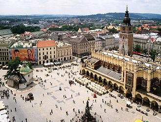 La Piazza del Mercato vista dalla basilica di Santa Maria. A sinistra la chiesa di San Wojciech, a destra la Sukiennice e la torre del municipio poco distante