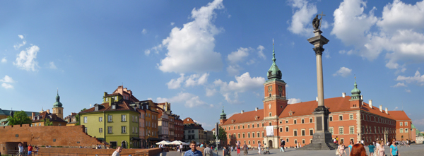 Panorama di Piazza Zamkowy. A sinistra le mura della città, al centro il Castello e a destra la Colonna di Sigismondo, il monumento più antico della città (risalente al 1644)