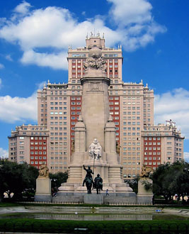 La statua a Cervantes e l'edificio España