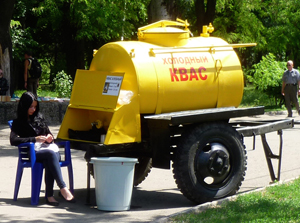 Una venditrice ambulante di Kvas