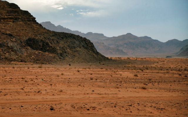 Due persone camminano nel deserto