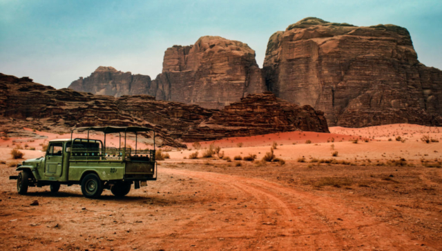 Un vecchio camion nel deserto del Wadi Rum