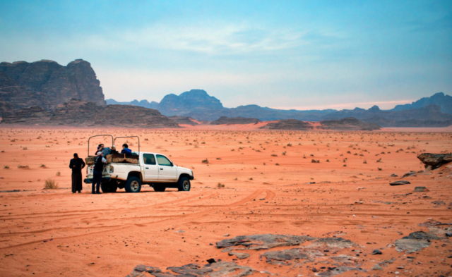 Una jeep nel deserto sconfinato