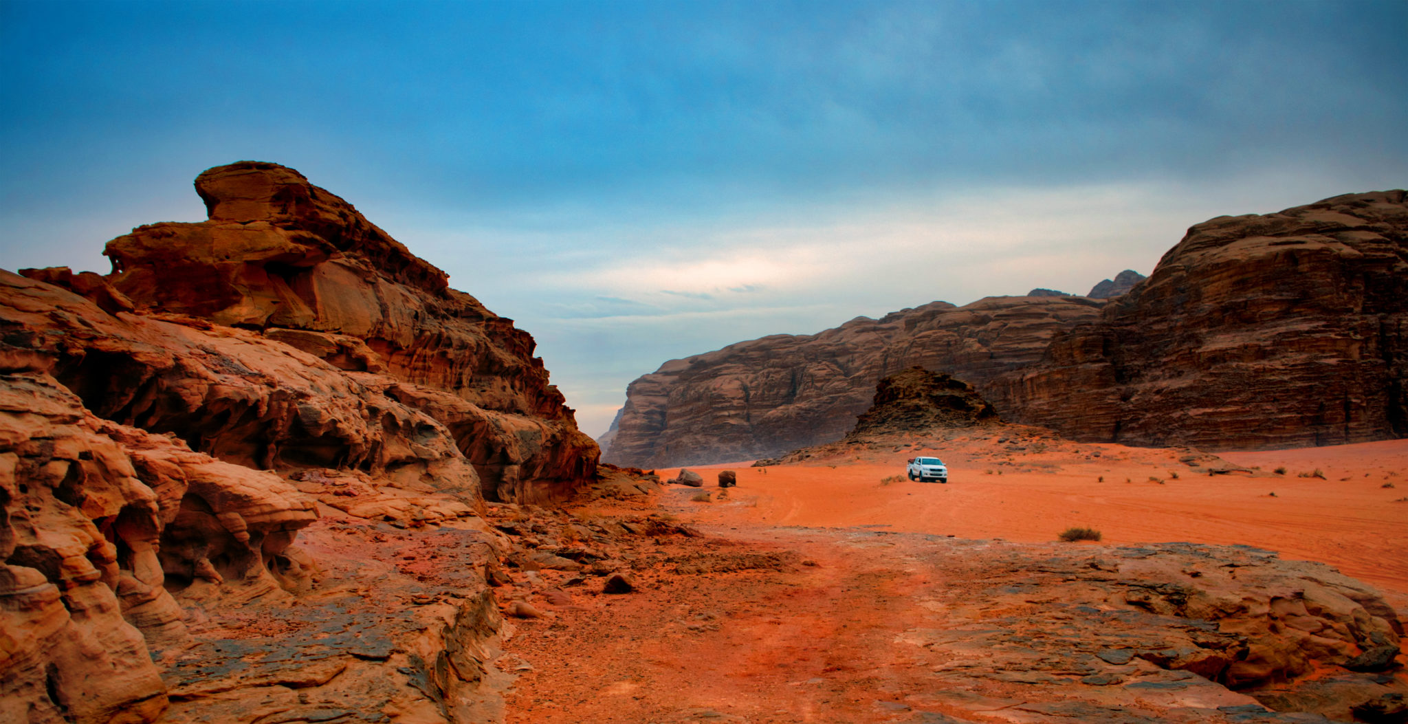 Una jeep nel deserto del Wadi Rum
