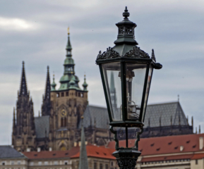 Un lampione e il Castello di Praga