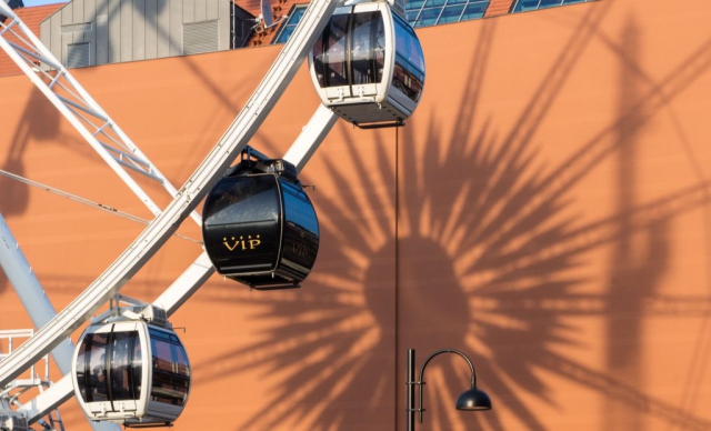Ruota panoramica al tramonto