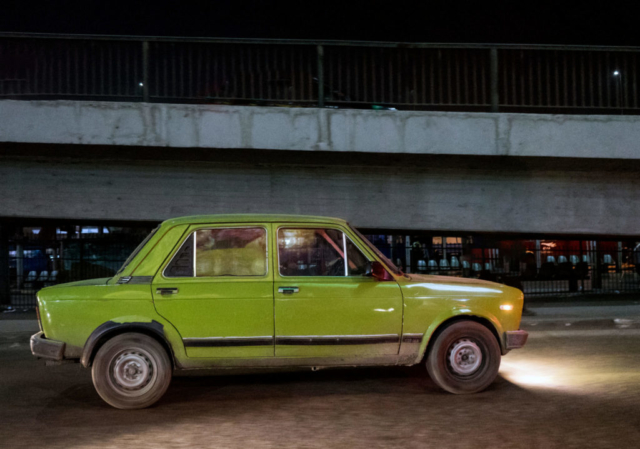 Una macchina in fuga nel traffico del Cairo