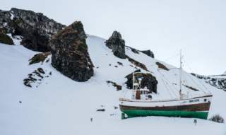 Una nave arenata tra i ghiacci
