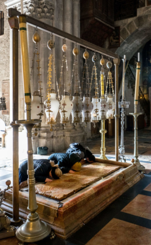 Dentro la Chiesa del Santo Sepolcro