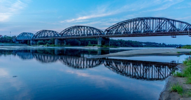 Il ponte della ferrovia dalla riva