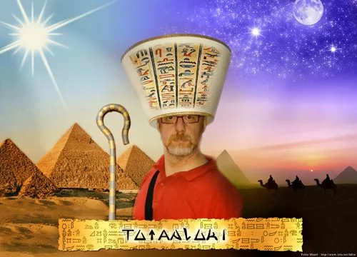 Tutanluki. Una foto scattata a caldo si trasforma nell'unica rappresentazione esistente della divinità di Tutanluki, protettore dei chitarristi acustici e della porchetta. Grazie a Riccardo, per aver così mirabilmente e involontariamente posato.